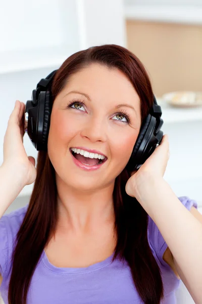 Singende junge Frau hört Musik — Stockfoto