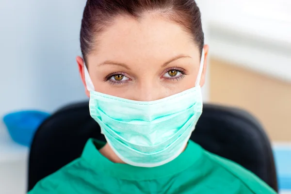 Portret van een vertrouwen chirurg in haar kantoor — Stockfoto
