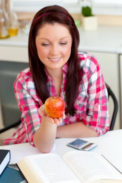 Positieve student met een apple thuis — Stockfoto