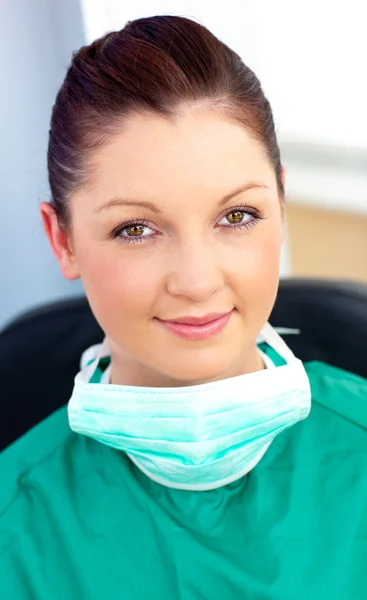 Портрет улыбающегося хирурга в ее кабинете — стоковое фото