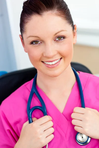 Enfermeira positiva sorrindo para a câmera — Fotografia de Stock