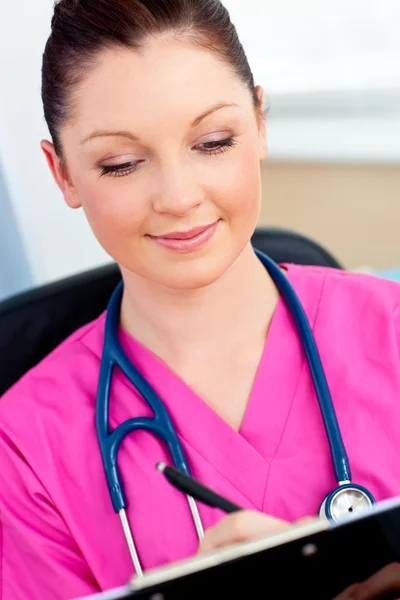 매력적인 간호사 그녀의 클립보드에 쓰기 — 스톡 사진