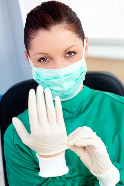 Cirurgião sofisticado usando esfregaços e uma máscara em um hospital — Fotografia de Stock
