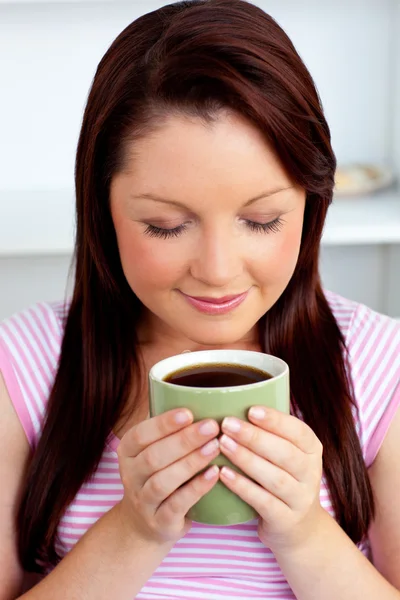 Расслабленная молодая женщина наслаждается кофе — стоковое фото