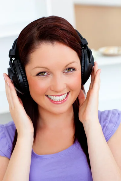 Sorrindo mulher bonita ouvir música com fones de ouvido — Fotografia de Stock