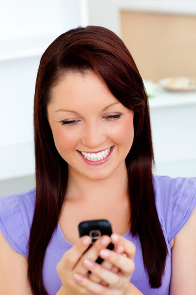 Delighted young woman sending a text — Stock Photo, Image