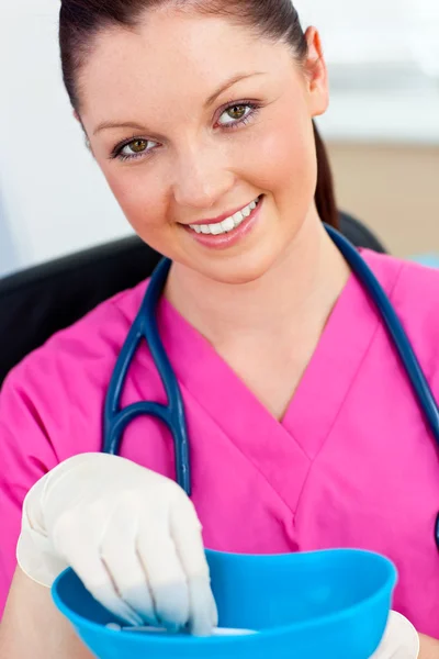 Portret pewnie pielęgniarki uśmiechając się do kamery — Zdjęcie stockowe