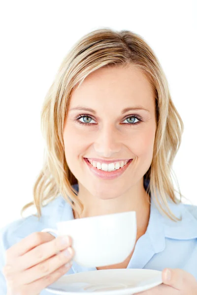 彼女はコーヒーを楽しむ魅力的な女性実業家 — ストック写真