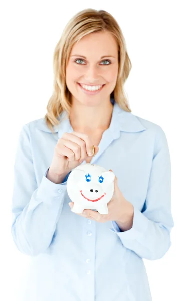 Mulher de negócios sorrindo economizando dinheiro em um banco porquinho — Fotografia de Stock