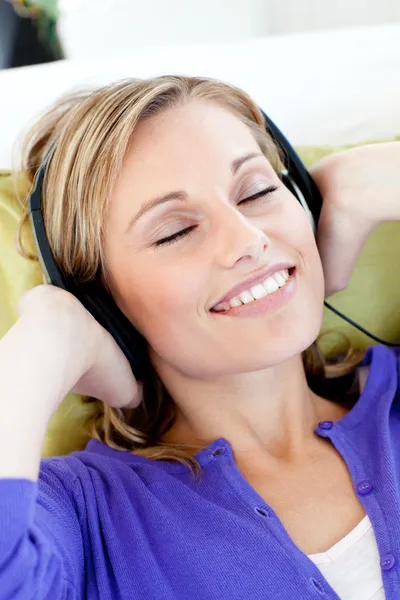 リラックスした女性は目を閉じて音楽に耳を傾ける — ストック写真