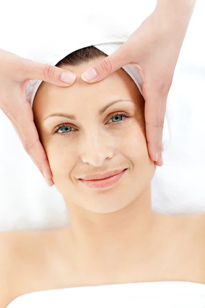 Beautiful caucasian woman having a head massage — Stock Photo, Image