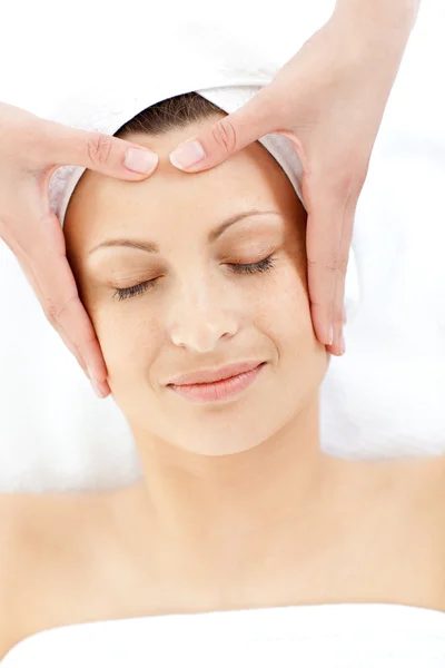 Mulher muito caucasiana com uma massagem na cabeça — Fotografia de Stock