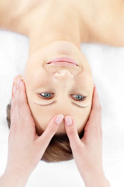 Atractiva mujer caucásica teniendo un masaje en la cabeza — Foto de Stock