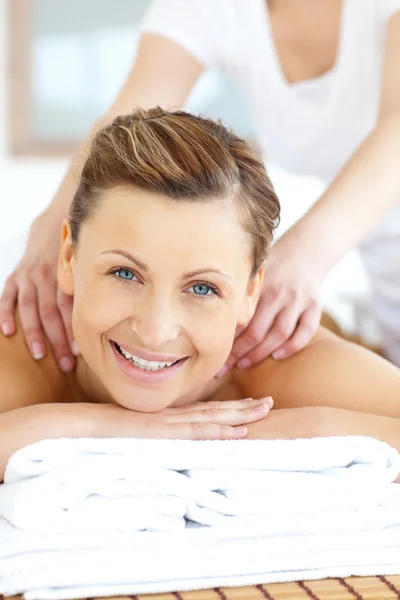 Joyeux jeune femme ayant un massage du dos — Photo