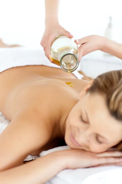 Feliz joven mujer disfrutando de un masaje de espalda con aceite —  Fotos de Stock