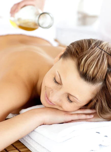 Radiant young woman having a back massage with oil — Stock Photo, Image