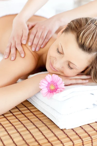 Relaxation jeune femme ayant un massage du dos — Photo