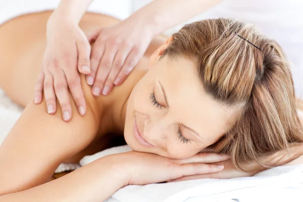 Jovem encantada tendo uma massagem nas costas — Fotografia de Stock