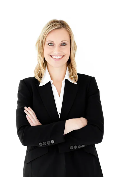 Glimlachende zakenvrouw met gevouwen armen kijken naar de camera — Stockfoto