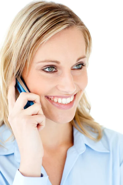 Захваченная деловая женщина разговаривает по телефону — стоковое фото