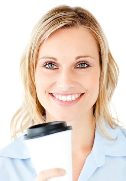 Портрет красивой деловой женщины, держащей кофе — стоковое фото