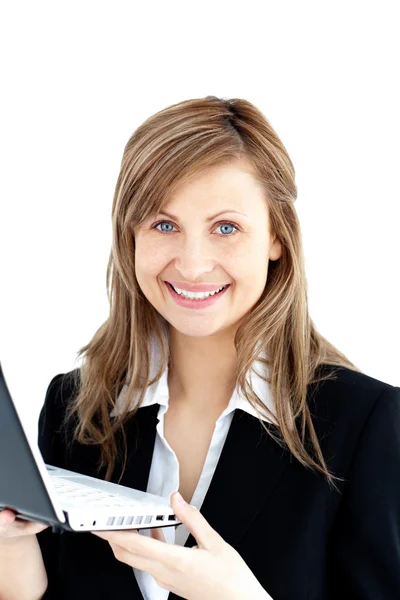 Femme d'affaires confiante tenant un ordinateur portable souriant à la caméra — Photo