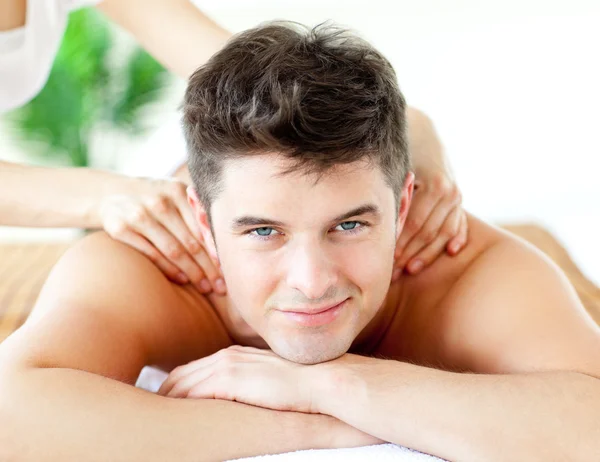 Przystojny człowiek uśmiechający się cieszyć masaż pleców — Zdjęcie stockowe
