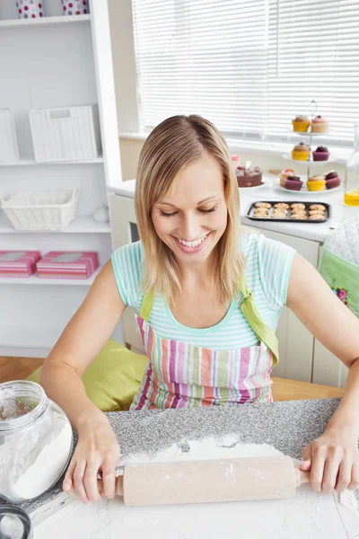 Lachende vrouw bakken in de keuken — Stockfoto