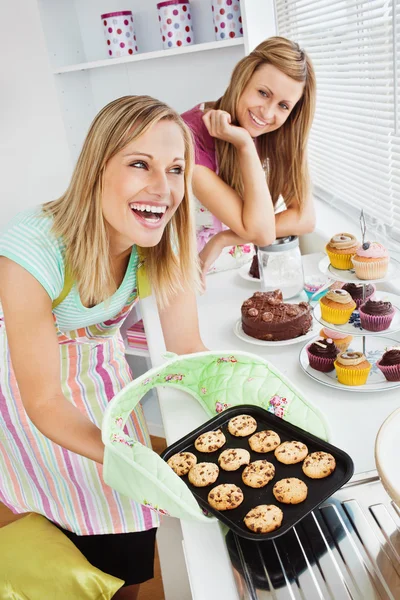 Skrattande kvinna bakning tillsammans — Stockfoto