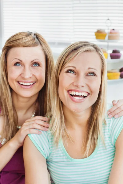 Porträtt av skrattande vänner sitter i köket — Stockfoto