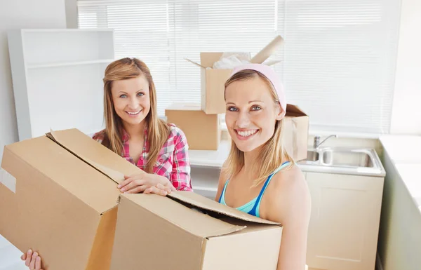 Brilhante feminino amigos segurando caixas — Fotografia de Stock
