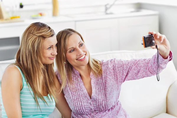 Kvinnelige venner som tar bilder av seg selv – stockfoto
