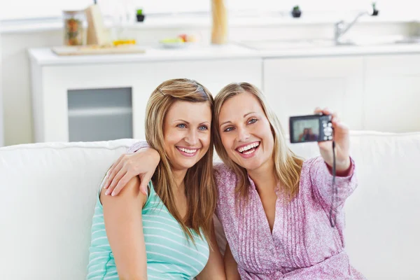 Laughig kvinnliga vänner gör bilder av sig själva — Stockfoto