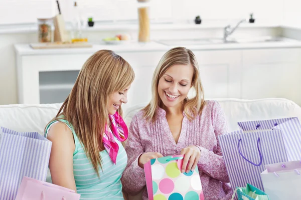 Blij vrouwen met shopping tassen — Stockfoto