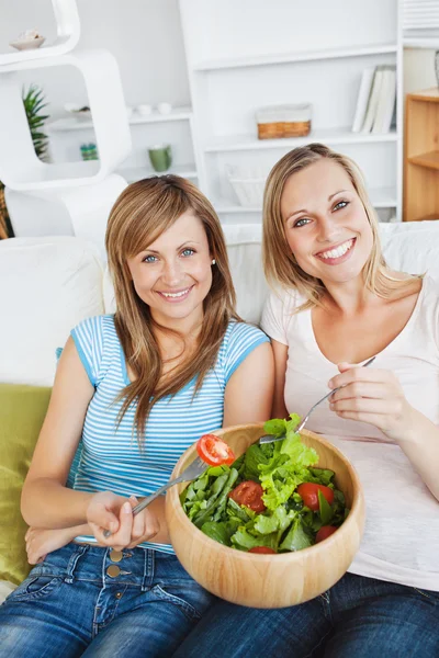 Mujeres animadas comiendo una ensalada —  Fotos de Stock