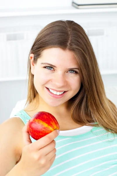 Bella donna caucasica che tiene una mela a casa — Foto Stock
