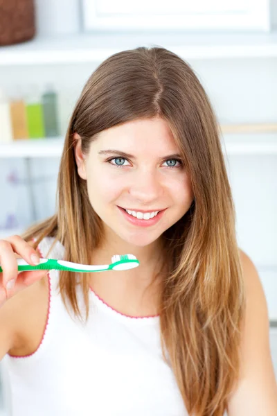 Fesselnde kaukasische Frau mit Zahnbürste — Stockfoto