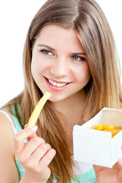 Promienna młoda kobieta jedzenie frytki — Zdjęcie stockowe