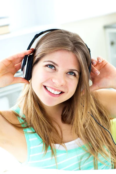 Joven mujer animada escuchar música — Foto de Stock