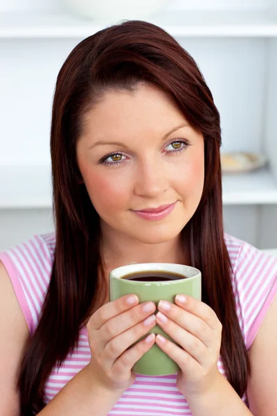 Mujer positiva sosteniendo una taza de café en casa —  Fotos de Stock
