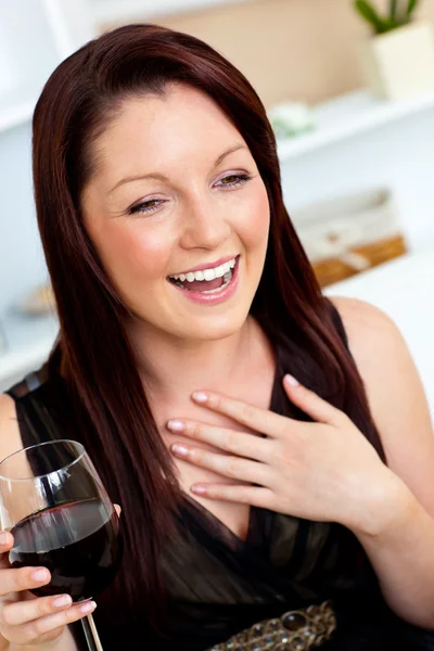 Mulher encantada segurando um vinho de vidro em casa — Fotografia de Stock