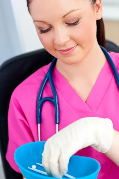 Sebejistí ženské chirurg se stetoskopem drží pillls — Stock fotografie