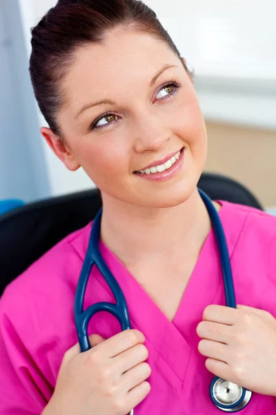 Fundersam kvinnliga kirurgen med stetoskop — Stockfoto