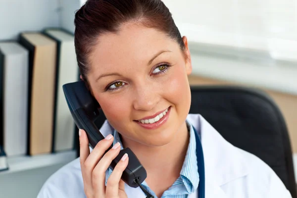 Attraktive Ärztin telefoniert in ihrem Büro — Stockfoto