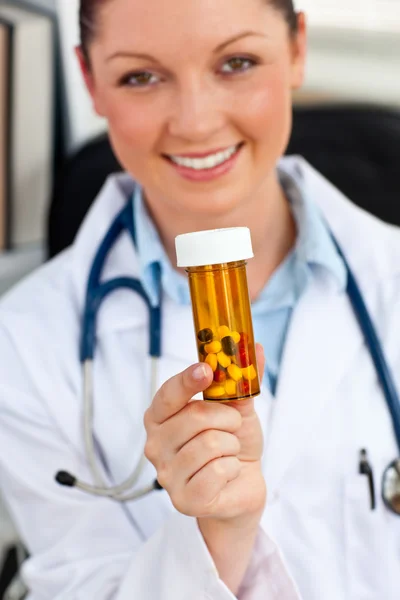 Blij vrouwelijke arts pillen houden in de camera — Stockfoto