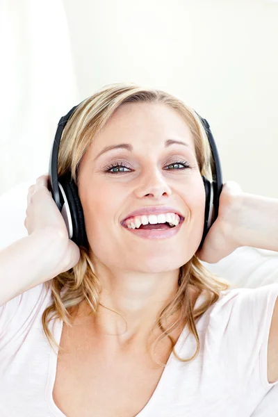Helle junge Frau hört Musik mit Kopfhörern — Stockfoto