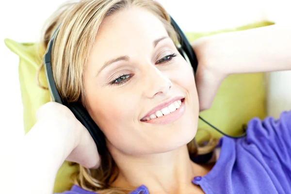 Mulher alegre ouvindo música na sala de estar — Fotografia de Stock