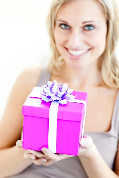 Charmante femme tenant un cadeau devant elle — Photo