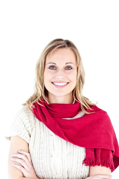 Mulher radiante vestindo cachecol vermelho sorrindo para a câmera — Fotografia de Stock
