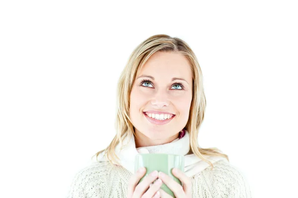 熱いコーヒーを楽しむ笑顔の女性 — ストック写真